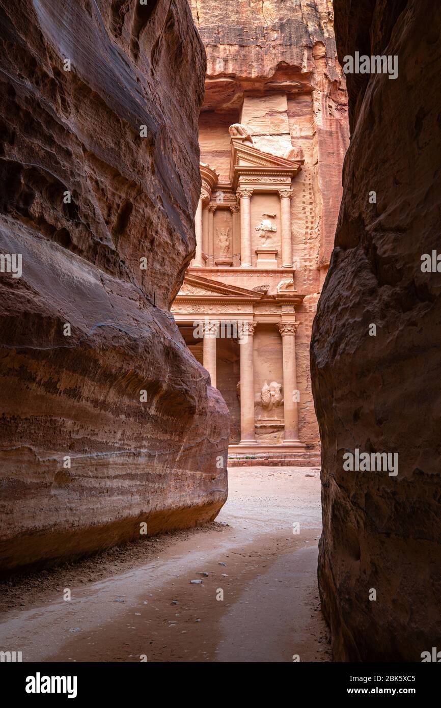 Die Al Khazneh Schatzkammer, die durch den Siq Slot Canyon in der Stadt Petra, Jordanien, gesehen wird Stockfoto