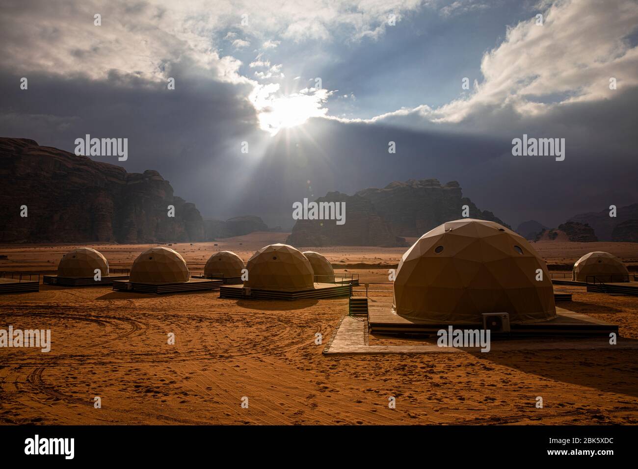 Sonnenaufgang über den Marsatuppen des Wüstenlagers im Wadi Rum, Jordanien Stockfoto