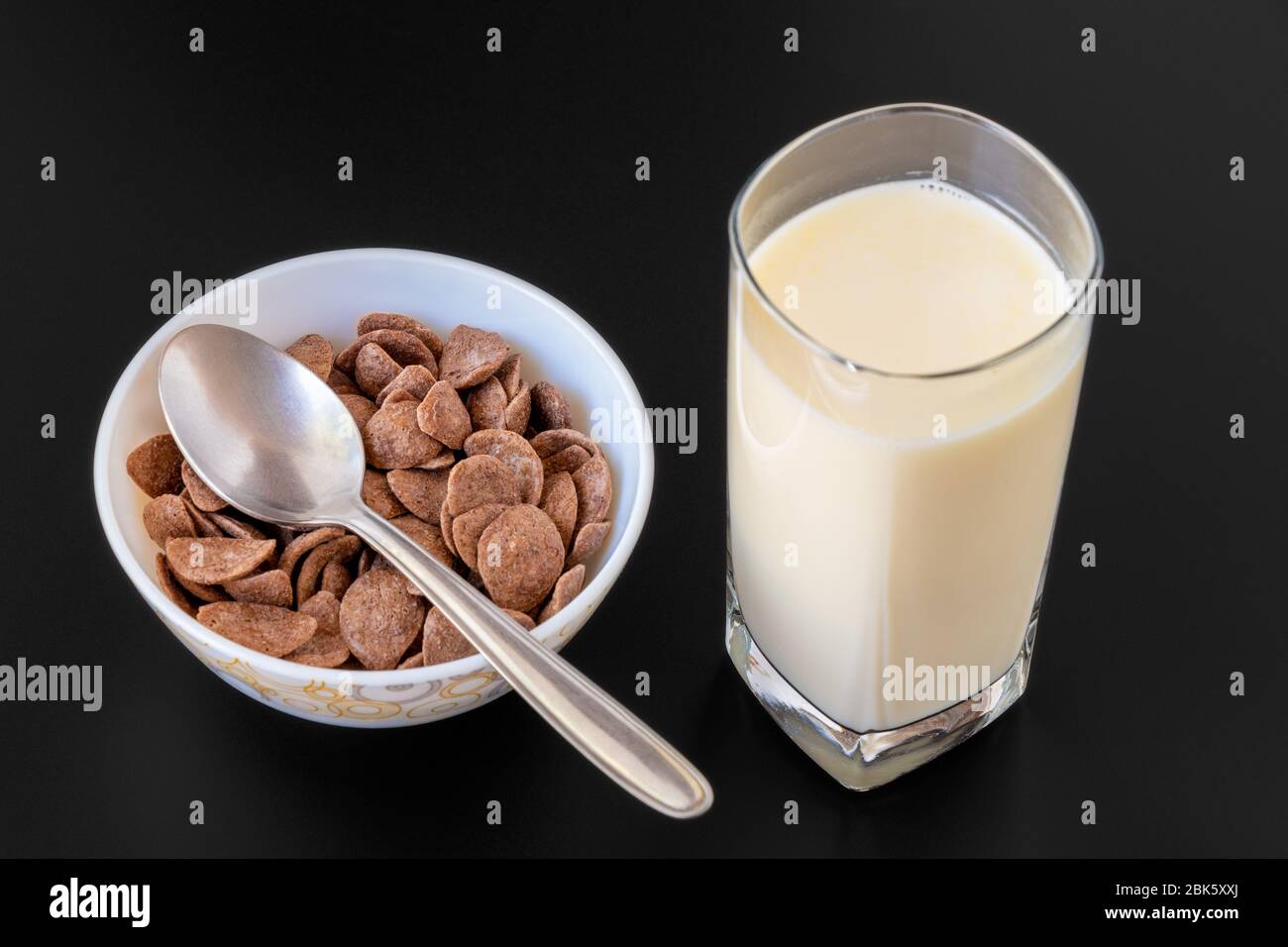 schoko mit Milch und schwarzem Hintergrund Stockfoto