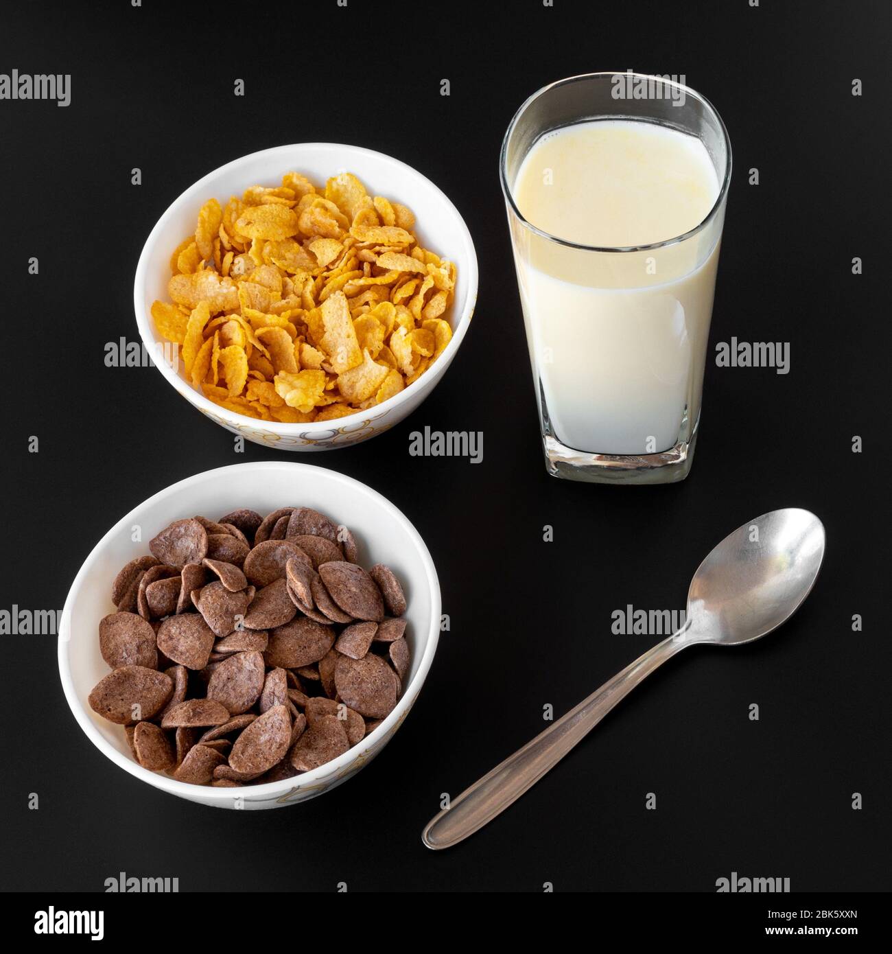 schoko mit Milch und schwarzem Hintergrund Stockfoto