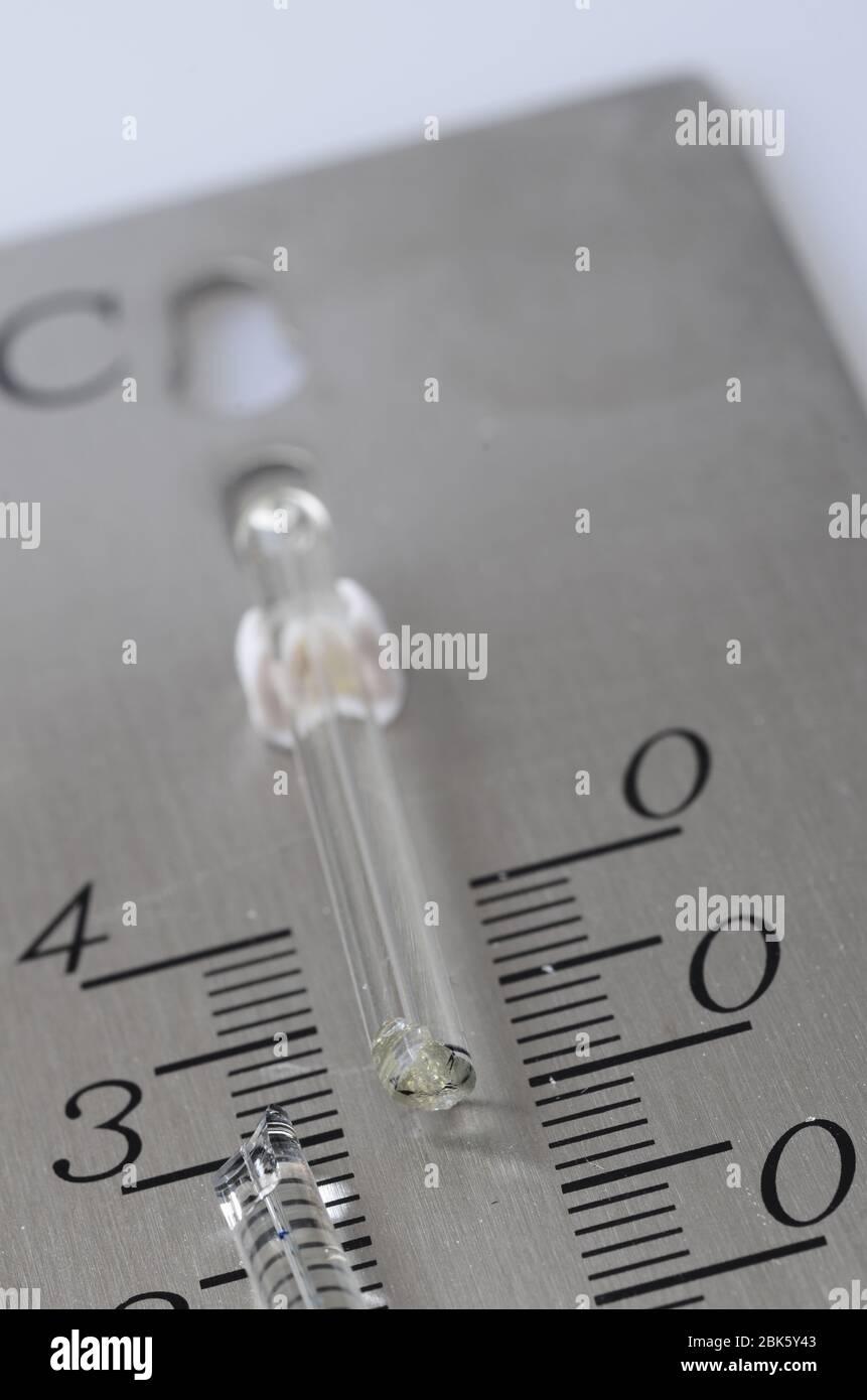 Gebrochenes Metallthermometer, Details des Glases und Graduierungen Grad Stockfoto