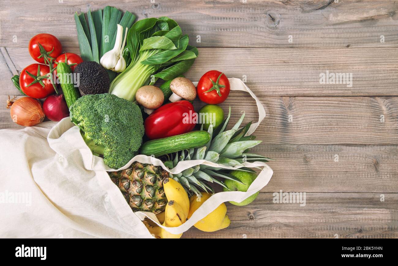 Frisches Gemüse Obst in Cotoon Beutel. Tomaten, Gurken, Brokkoli, Ananas, Avocado, banane, Salat. Gesunde Ernährung Stockfoto