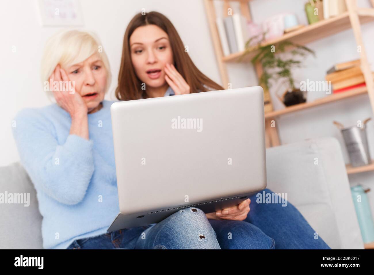 Oh nein! Oma fing den Virus auf einem Computer Stockfoto