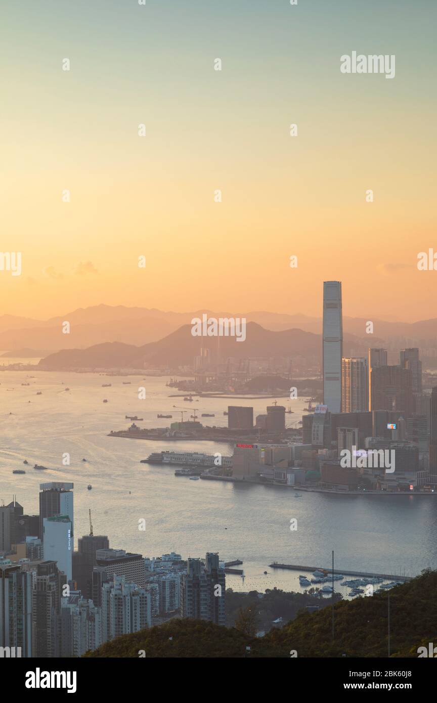 Skyline von Kowloon bei Sonnenuntergang, Hongkong Stockfoto