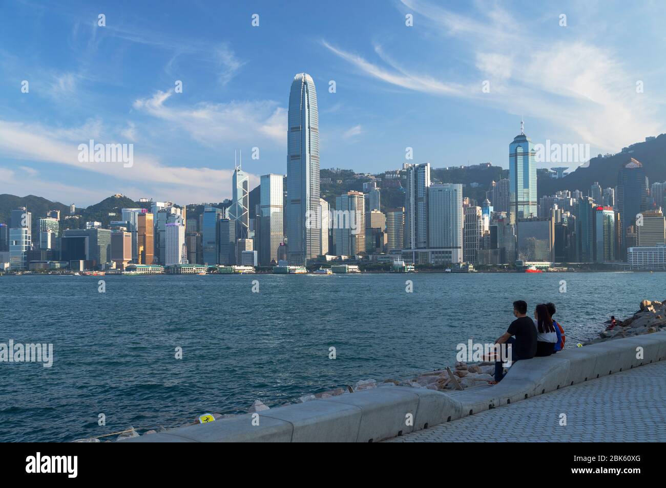 Skyline von Hong Kong Island vom West Kowloon Art Park, Kowloon, Hong Kong Stockfoto
