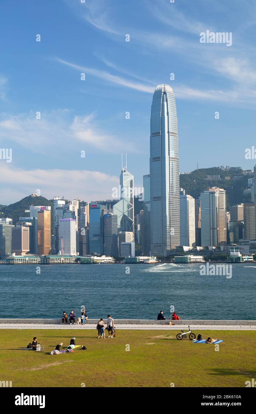 Skyline von Hong Kong Island vom West Kowloon Art Park, Kowloon, Hong Kong Stockfoto