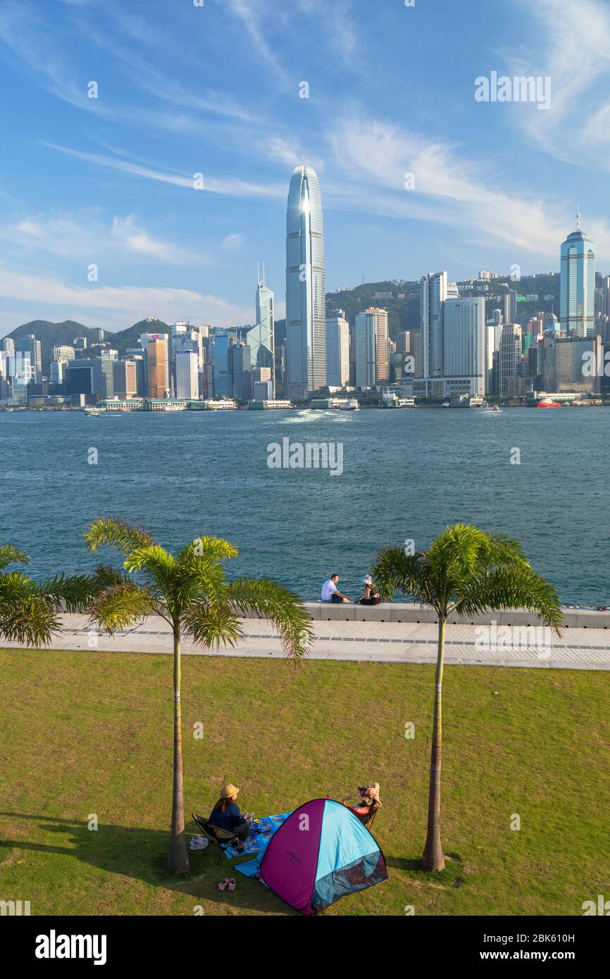 Skyline von Hong Kong Island vom West Kowloon Art Park, Kowloon, Hong Kong Stockfoto