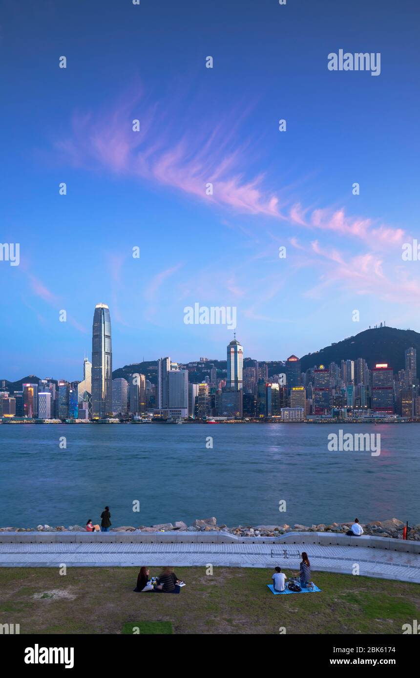 Skyline von Hong Kong Island bei Sonnenuntergang vom West Kowloon Art Park, Kowloon, Hong Kong Stockfoto