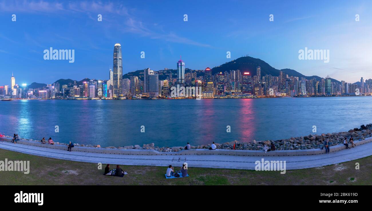 Skyline von Hong Kong Island bei Sonnenuntergang vom West Kowloon Art Park, Kowloon, Hong Kong Stockfoto