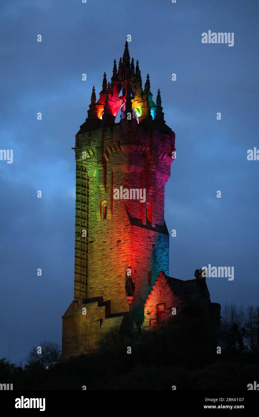 Das National Wallace Monument in der Nähe von Stirling ist in den Farben des Regenbogens zur Unterstützung wichtiger Arbeiter beleuchtet, während Großbritannien weiterhin in der Lockdown-Richtung arbeitet, um die Ausbreitung des Coronavirus einzudämmen. Stockfoto