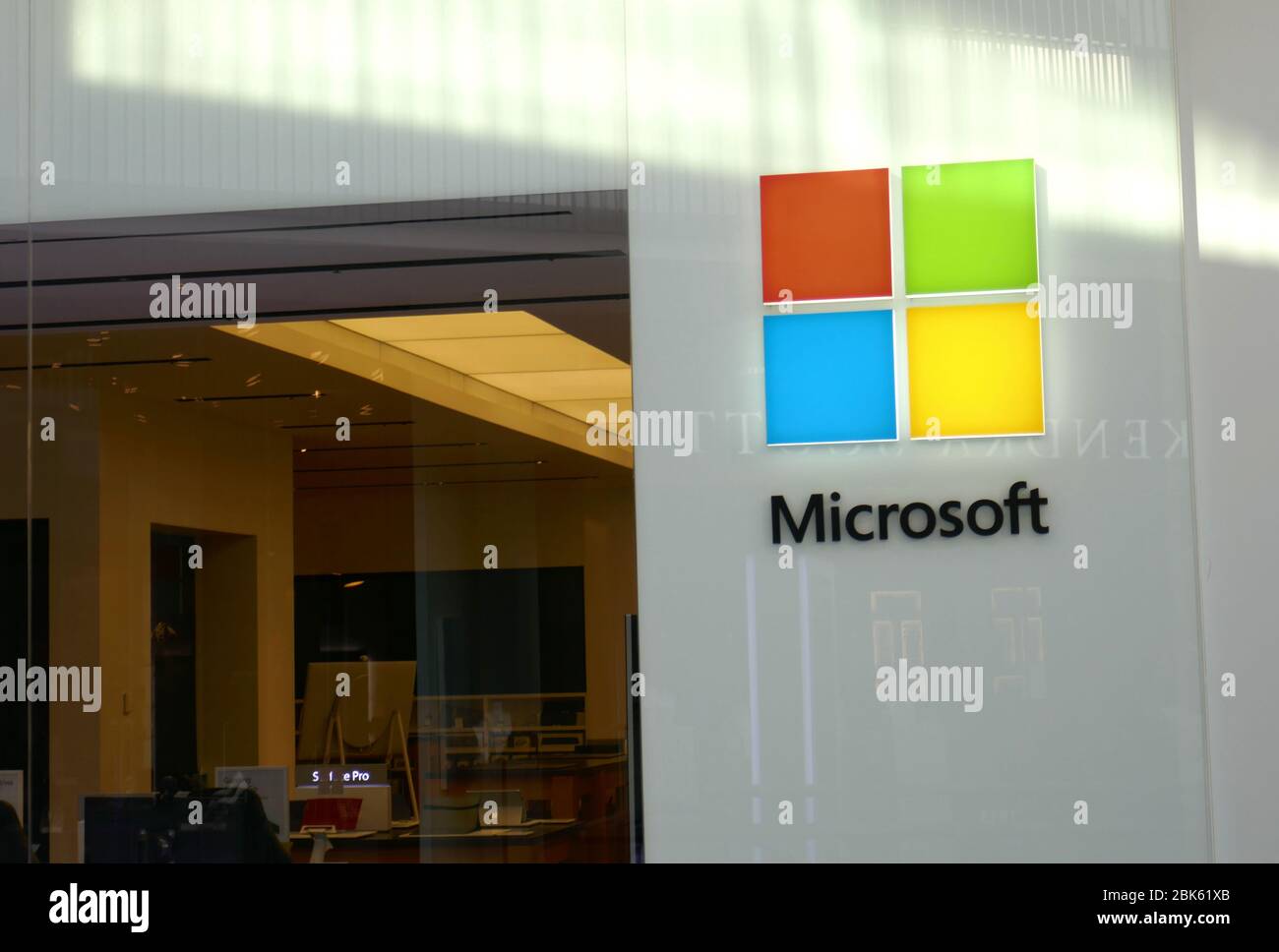 Century City California, USA 1. Mai 2020 EIN allgemeiner Blick auf die Atmosphäre eines geschlossenen Microsoft-Stores in Westfield Century City Mall während der Coronavirus Covid-19-Pandemie am 1. Mai 2020 in Century City, Kalifornien, USA. Foto von Barry King/Alamy Stock Photo Stockfoto