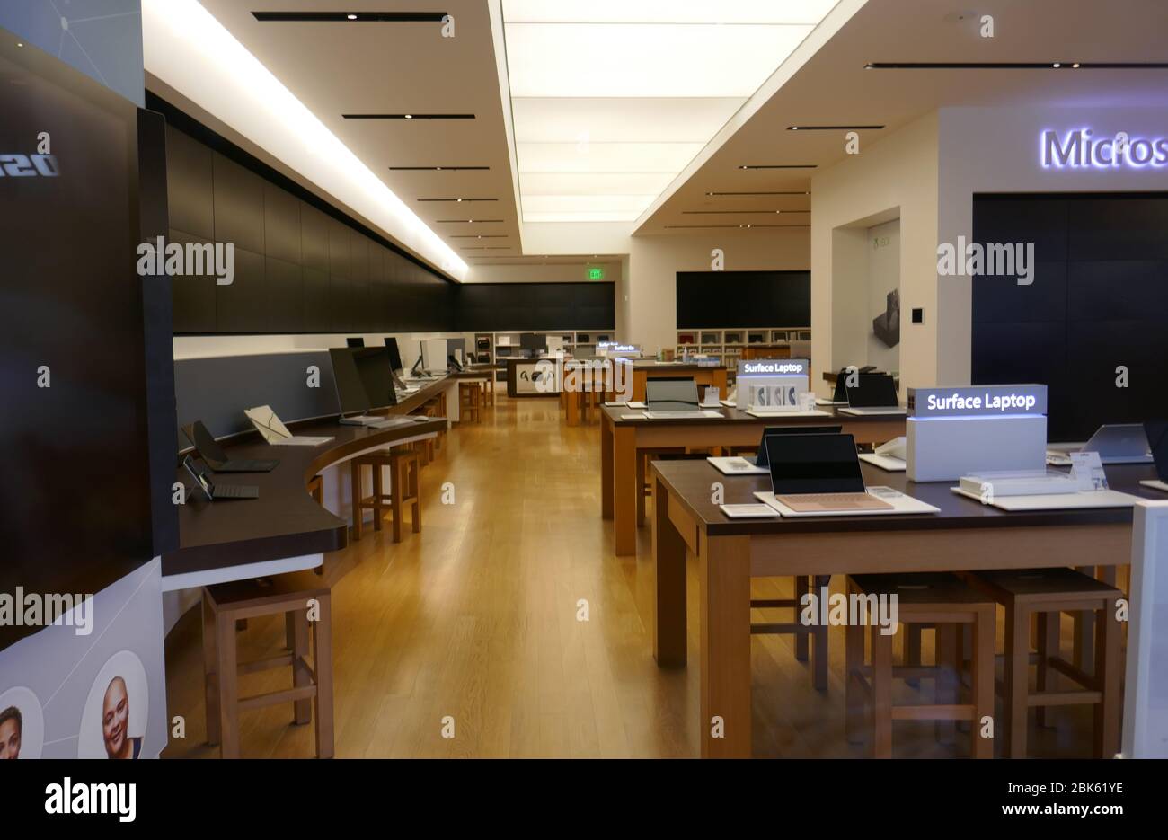 Century City California, USA 1. Mai 2020 EIN allgemeiner Blick auf die Atmosphäre eines geschlossenen Microsoft-Stores in Westfield Century City Mall während der Coronavirus Covid-19-Pandemie am 1. Mai 2020 in Century City, Kalifornien, USA. Foto von Barry King/Alamy Stock Photo Stockfoto