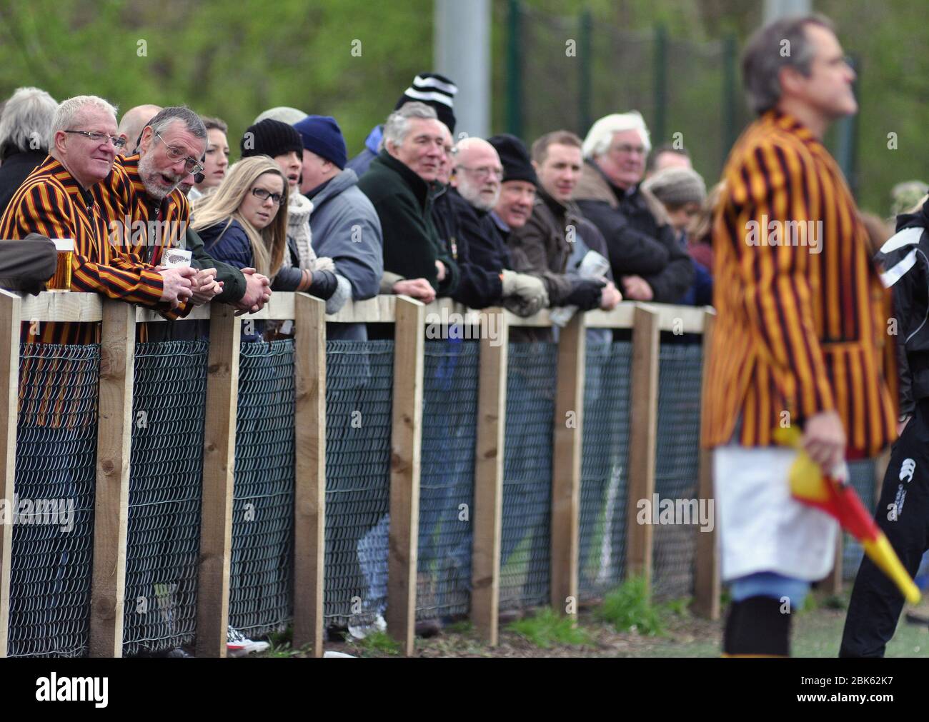 Rugby Union Zuschauer bei einem Amateurspiel zwischen Burnage und Altrincham Kersal in Manchester. Stockfoto