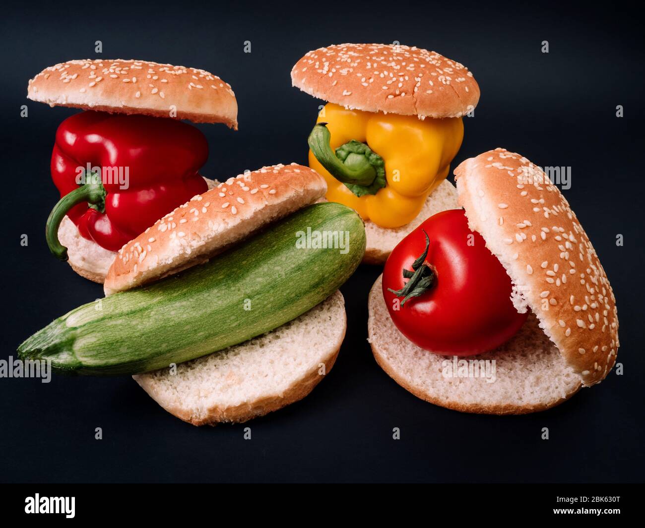 Vegetarischer Burger oder gesundes Lebensmittelkonzept. Frisches Gemüse. Stockfoto