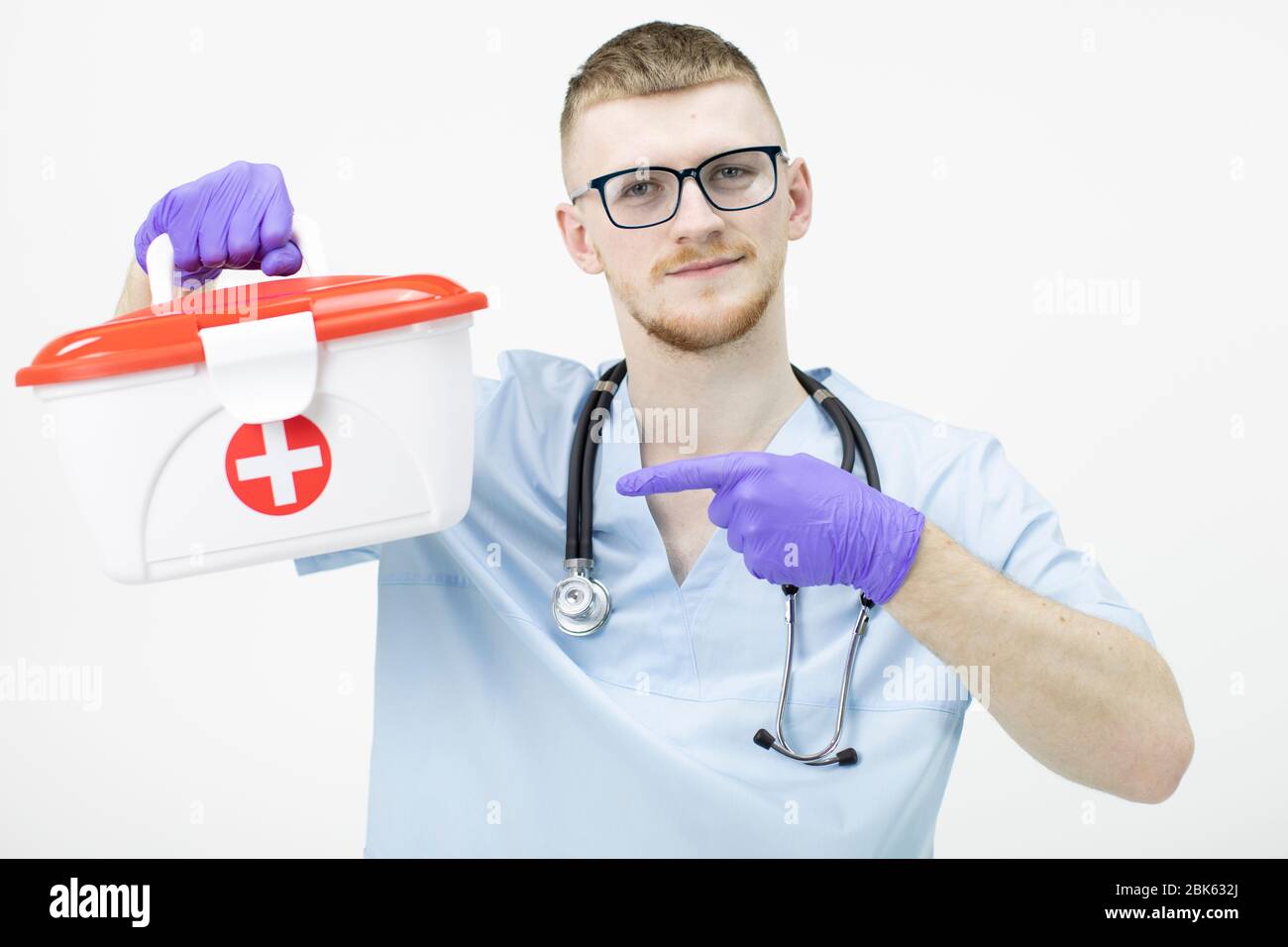 Junge Sanitäter tragen Brille hält lebensrettende Kit, Zeigefinger Stockfoto