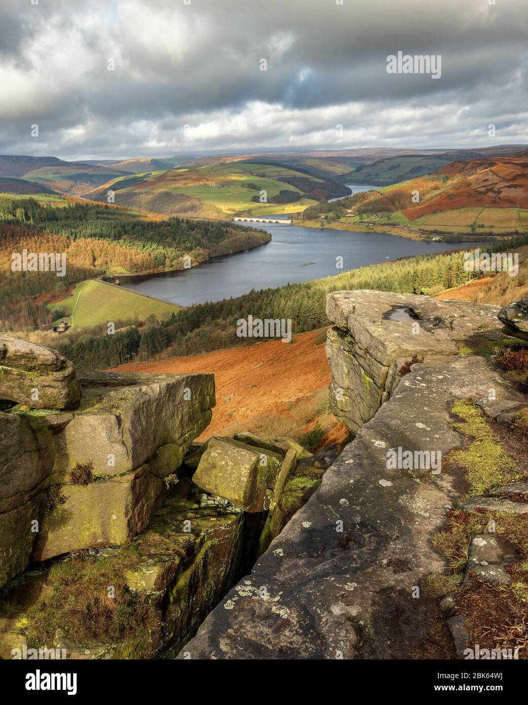Ladybower Reservoir von Bamford Edge im Peak District National Park. Meine Frau und ich mieteten letztes Wochenende ein Holiday Let in Bamford Village. Der Stockfoto