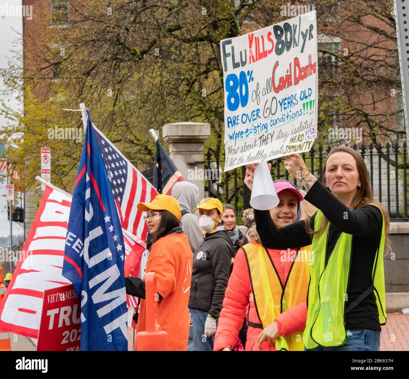 1. Mai 2020, Boston, Massachusetts, USA: Protestierende versammeln sich für die Kundgebung zum Mah. März für Freiheit, um gegen die Befehle des Gouverneurs von Massachusetts, Charlie Baker, zu Hause zu bleiben, im Massachusetts State House zu protestieren. Kredit: Aflo Co. Ltd./Alamy Live News Stockfoto