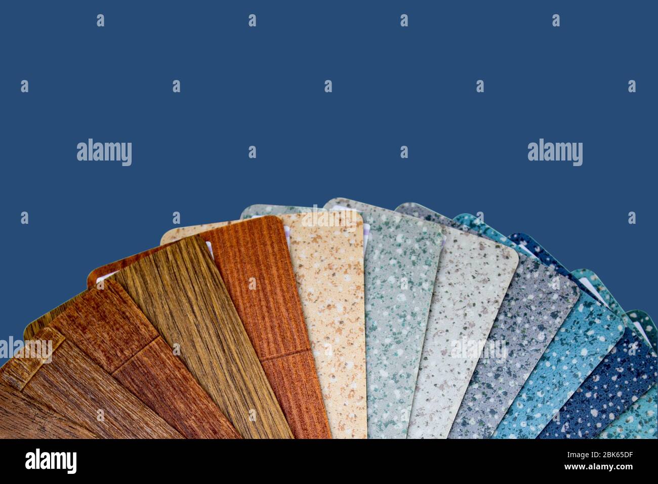 Linoleum. Muster von Bodenbelägen mit Holzstruktur. Der Prozess des Schneidens eines speziellen Messers. Im Zimmer liegend. Stockfoto