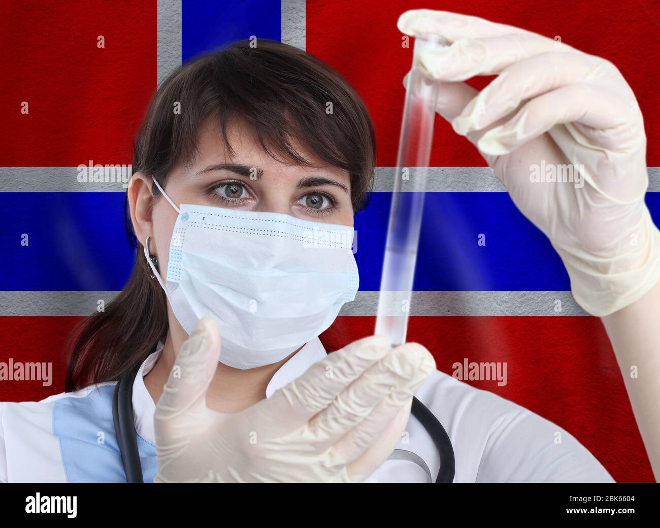 Wissenschaftlerin mit Reagenzglas Coronavirus oder COVID-19 gegen Norwegenfahne. Untersuchung von Viren im Labor zur Vorbeugung einer Pandemie in Norwegen Stockfoto