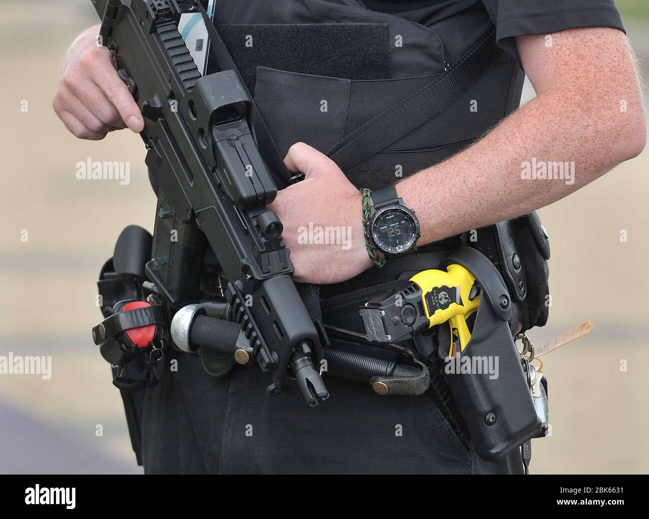 29/07/14. Glasgow Commonwealth Games 2014. Bewaffneter Polizeibeamter vor der Emirates Arena, Glasgow, Schottland. Stockfoto