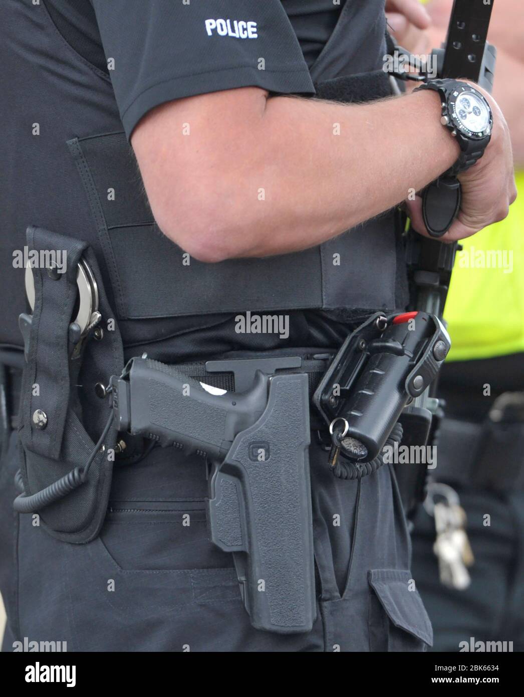 29/07/14. Glasgow Commonwealth Games 2014. Bewaffneter Polizeibeamter vor der Emirates Arena, Glasgow, Schottland. Stockfoto
