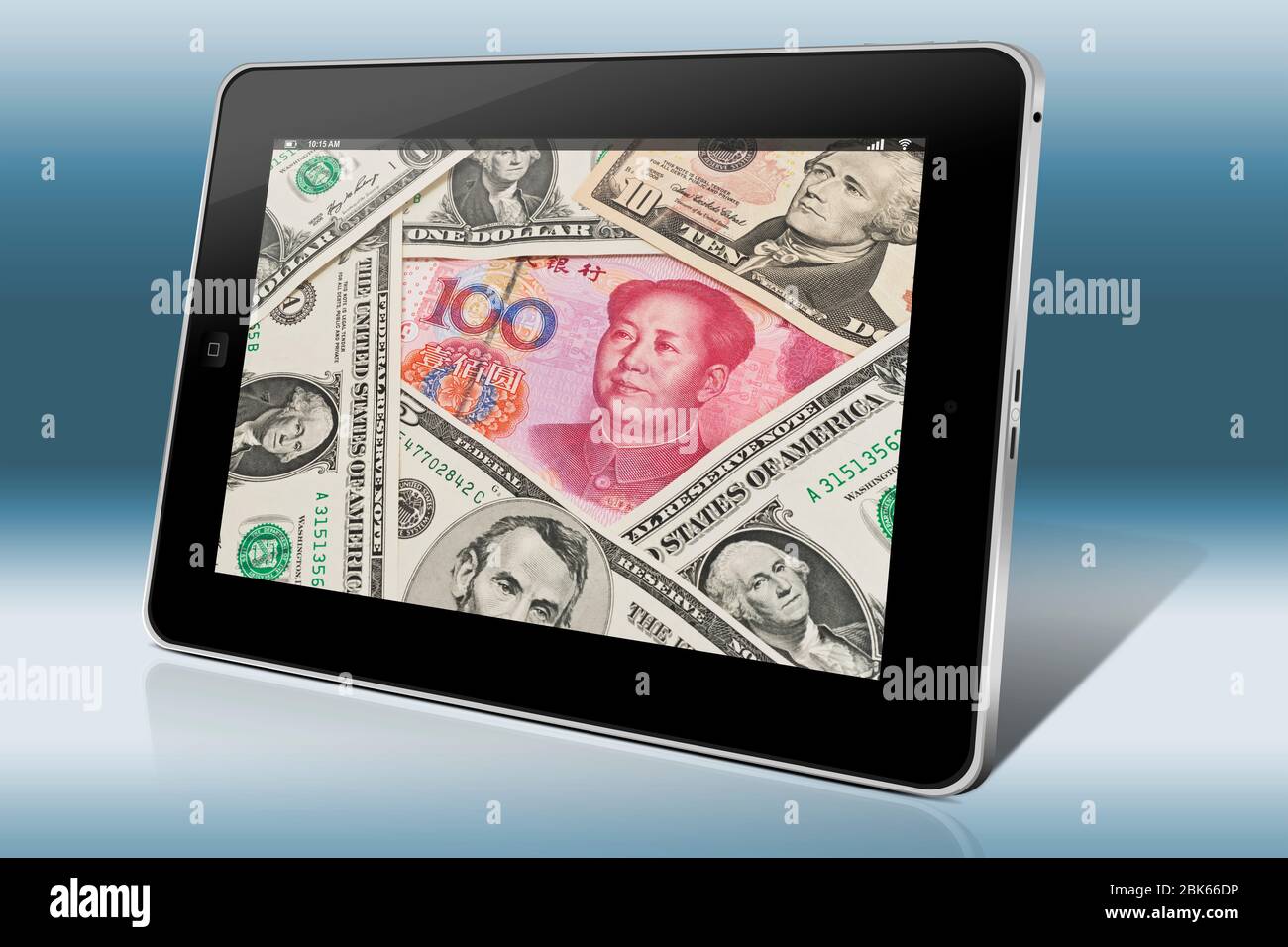 Viele US-Dollarnoten nebeneinander liegen. In der Mitte befindet sich eine chinesische 100 Yuan Rechnung mit dem Porträt von Mao Zedong. Stockfoto