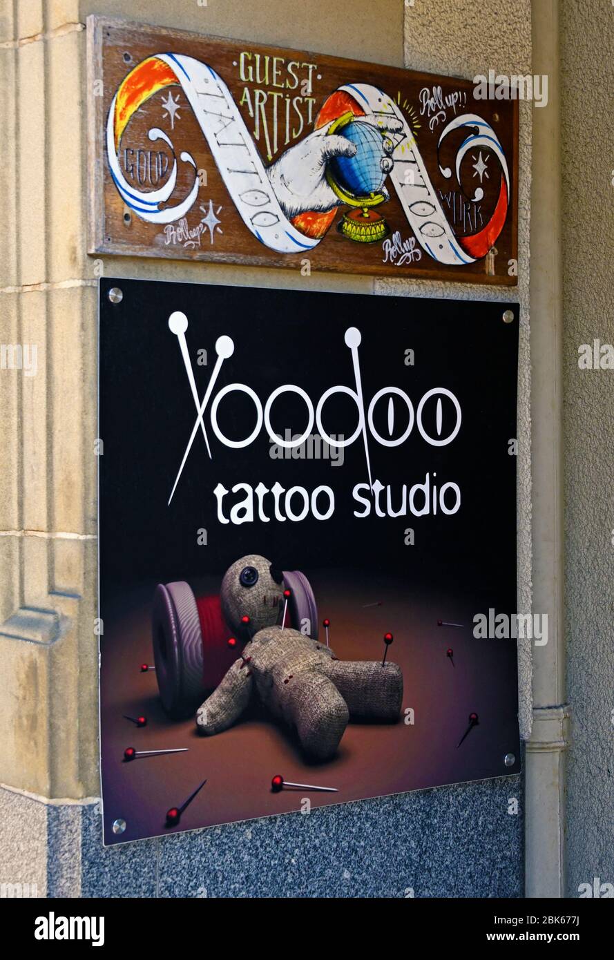 Schild. Voodoo Tattoo Studio. Highgate, Kendal, Cumbria, England, Vereinigtes Königreich, Europa. Stockfoto