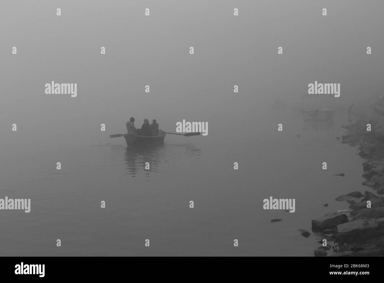 Eine neblige Morgenbootfahrt in Varanasi, Indien Stockfoto