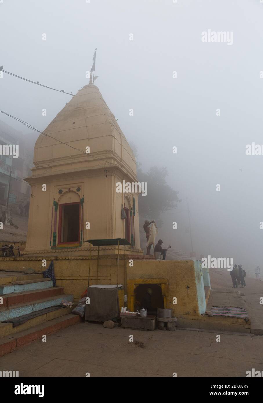 Eine Szene um einen nebelig kühlen Morgen im Winter in Varanasi, Indien Stockfoto