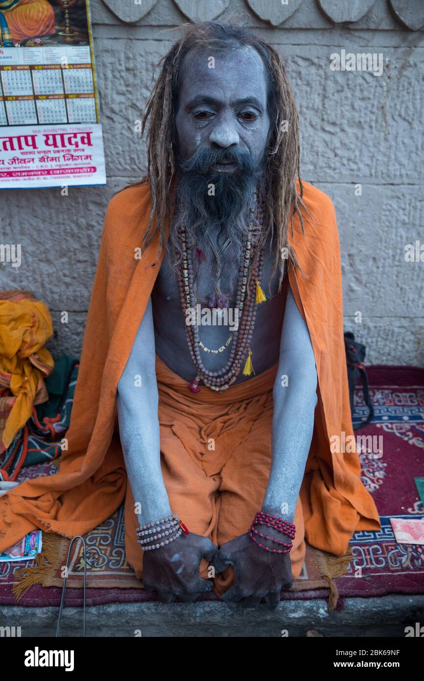 Ein Porträt einer Person, die spirituell auf einem Ufer des Flusses Ganges in Varanasi, Indien, erscheint Stockfoto