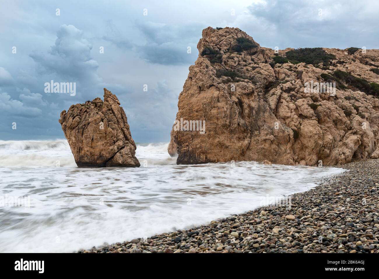 Seascape mit windigen Wellen bei stürmischem Wetter am felsigen Küstengebiet des Felsens der Aphrodite Petra tou romiou in Paphos, Zypern. Stockfoto