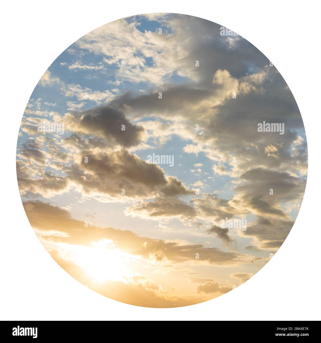 Wolkiger Skyline-Hintergrund mit grafischen Elementen. Himmlische Kulisse, idyllische Atmosphäre Stockfoto