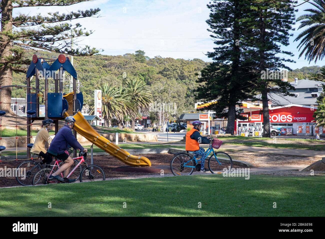 Drei ältere Männer und Frauen im mittleren Alter fahren ihre Fahrräder in einem Park, um während der COVID 19 Pandemie in Sydney Australien Sport zu treiben Stockfoto