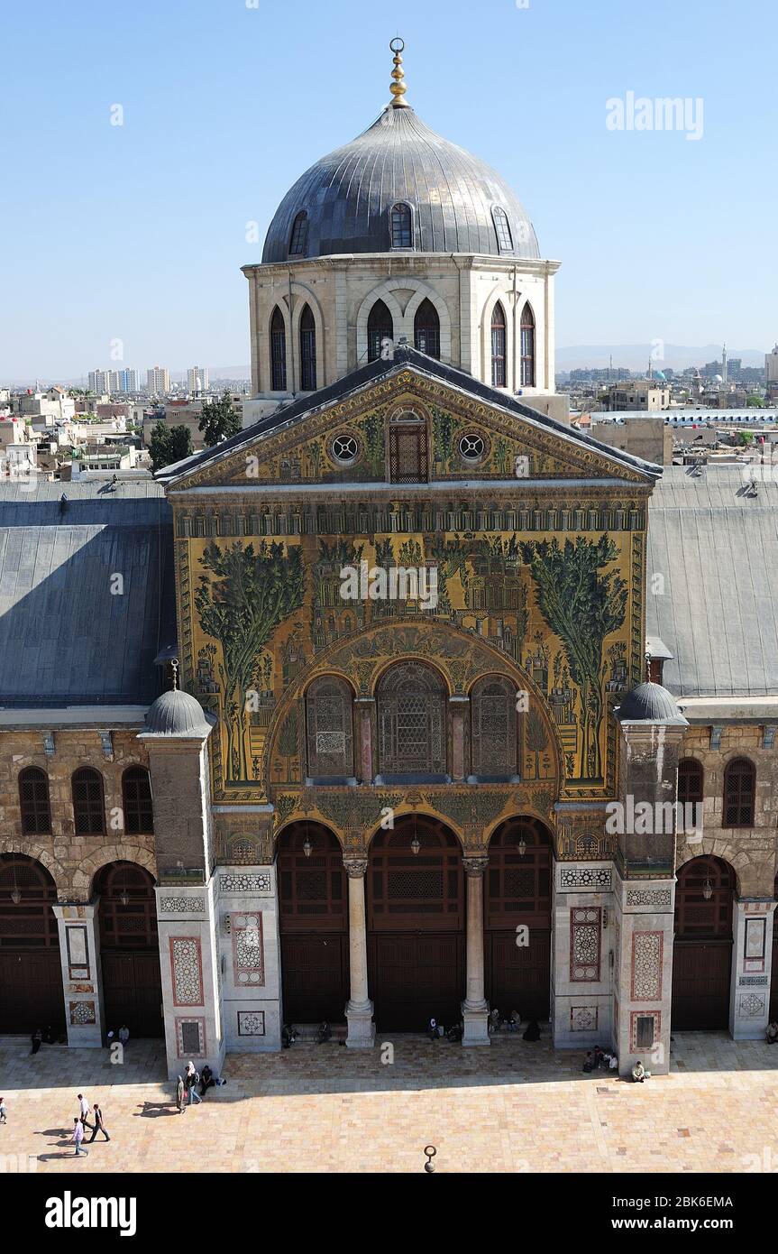 Die Umayyaden-Moschee von Damaskus befindet sich in Syrien. Das Gebäude, das früher als Kirche genutzt wurde, wurde 635 in eine Moschee umgewandelt. Stockfoto