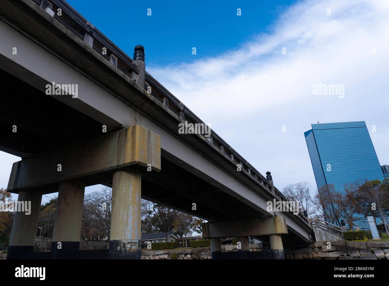 Shinshigino Bridge und Crystal Tower im Osaka Business Park, Chuo ward, Japan Stockfoto