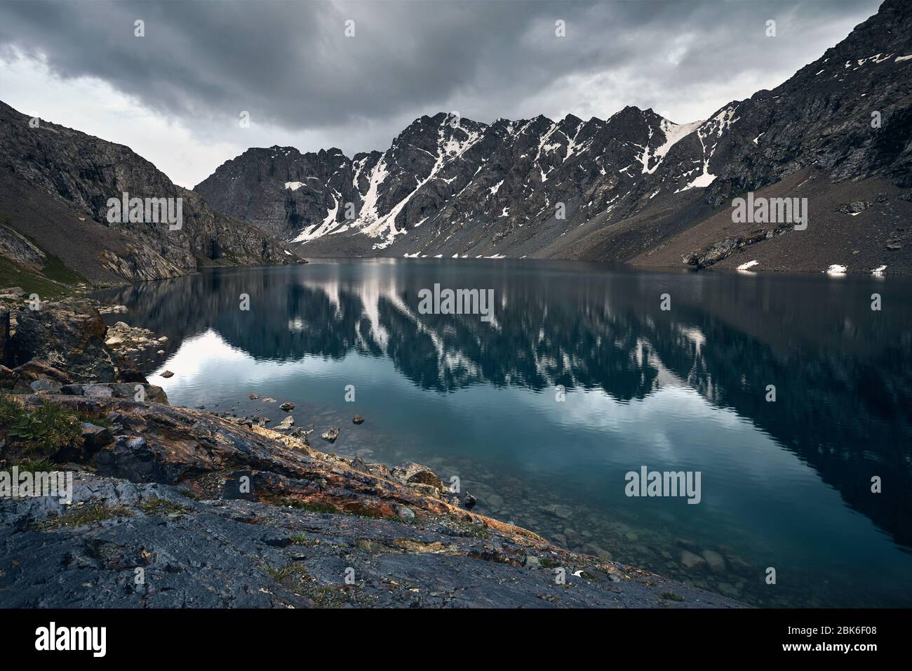 Schöne Landschaft von Ala-Kul See mit Reflexion des Tien Shan Gebirge in Karakol Nationalpark, Kirgisistan Stockfoto