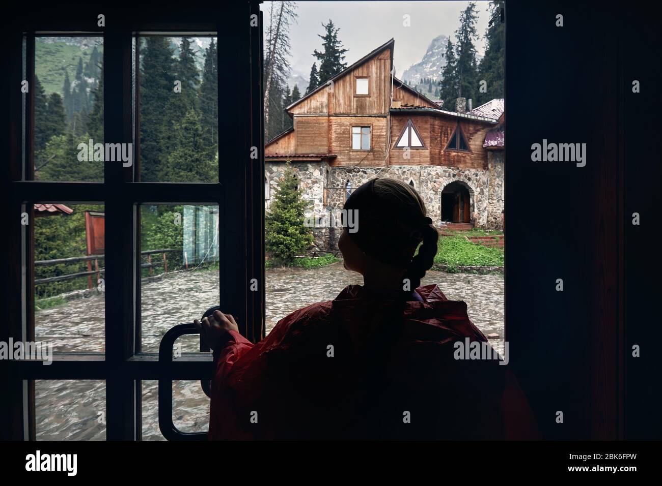 Frau Silhouette in der Nähe der Tür im Hotel am Berg Tal Stockfoto