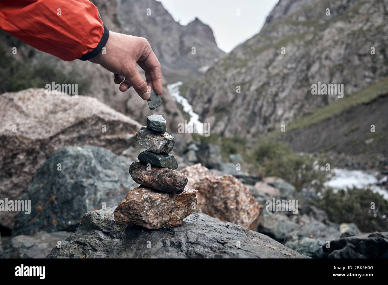 Wanderer, Stein im Stapel während Trekking im Tal von Karakol Nationalpark, Kirgisistan Stockfoto