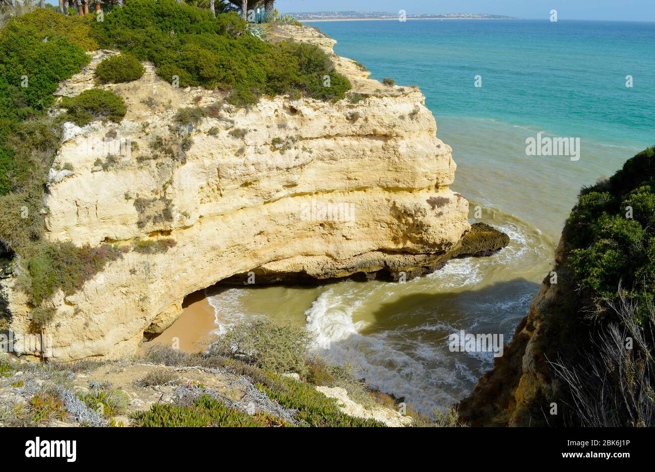 Cova Redonda Strand in Armacao De Pera an der Algarve Küste in Portugal Stockfoto
