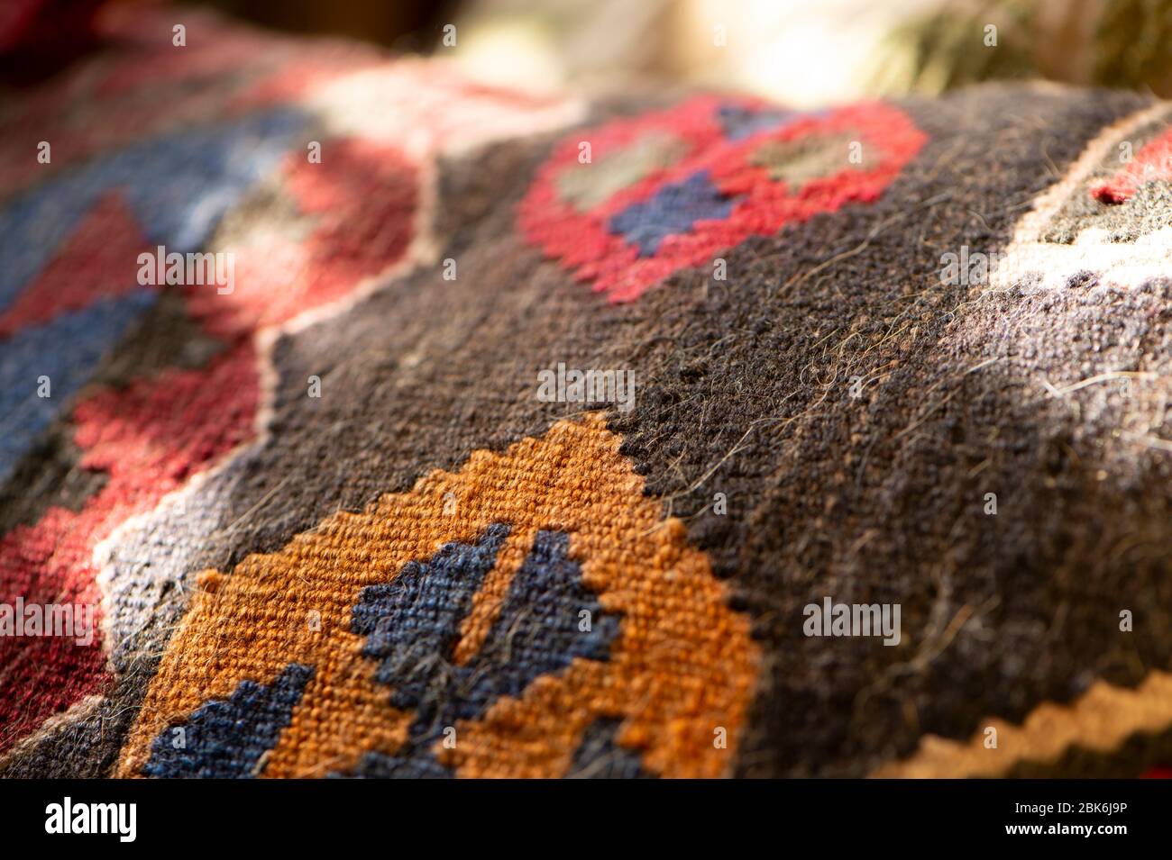 Traditionelles Kissen aus Kilim-Gewebe Stockfoto