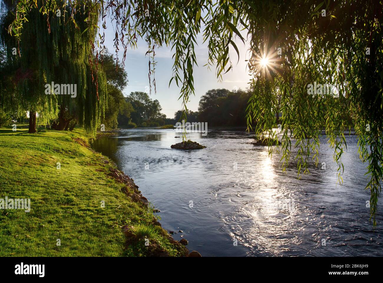 Schöner Sommeraufgang am Fluss Krka in Slowenien. Stockfoto