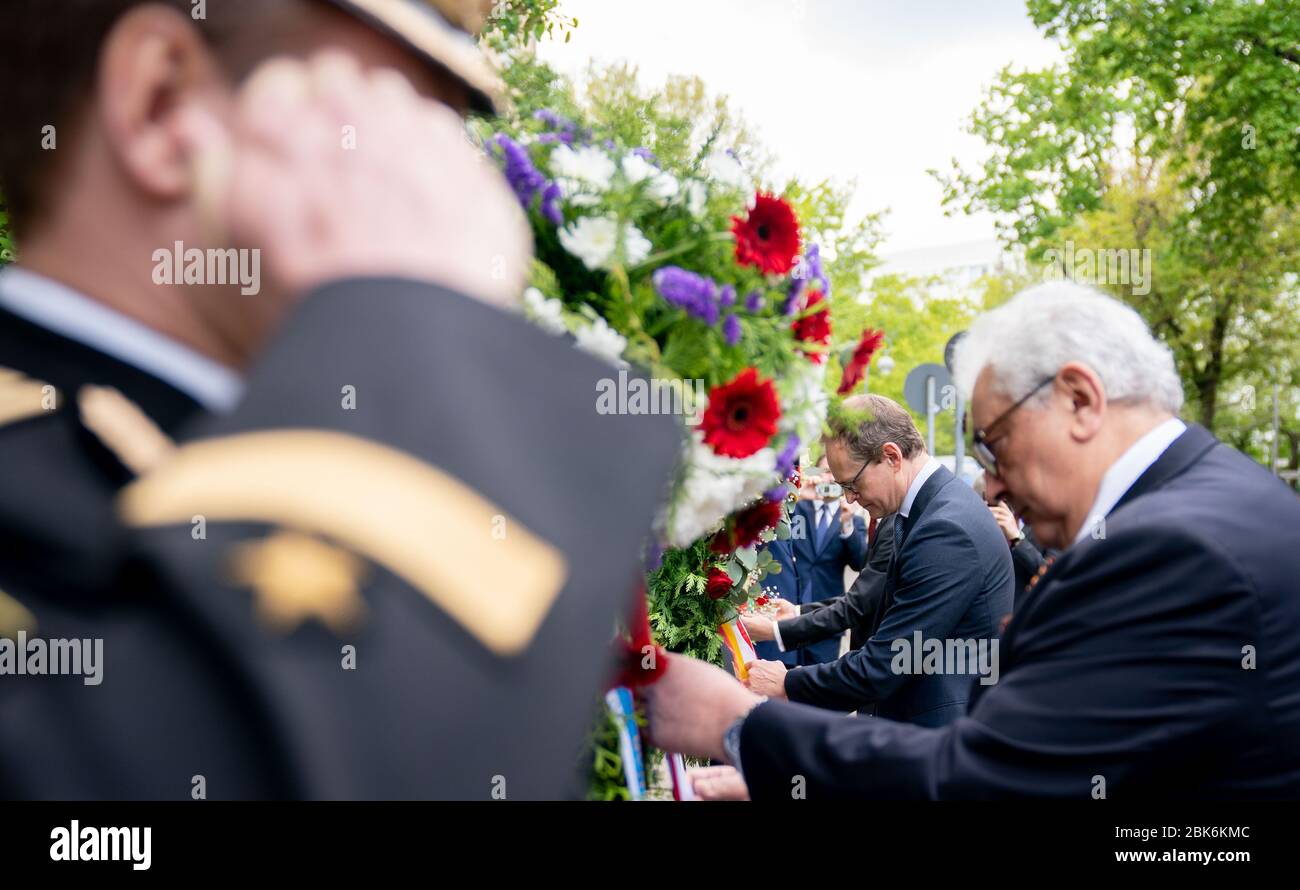 Berlin, Deutschland. Mai 2020. Michael Müller (SPD, M), Regierender Bürgermeister von Berlin, und Sergej Netschajew (r), Russlands Botschafter in Deutschland, stehen vor Haus Nr. 2 am Schulenburgring zum Gedenken an die Kapitulation vor 75 Jahren. Das Kapital ergab sich am 2. Mai 1945 - sechs Tage vor der Kapitulation ganz Deutschlands. Das Dokument wurde von Deutschen und Sowjets in dem Haus unterzeichnet, in dem später Berlins Regierender Bürgermeister Michael Müller aufwuchs. Kredit: Kay Nietfeld/dpa/Alamy Live News Stockfoto