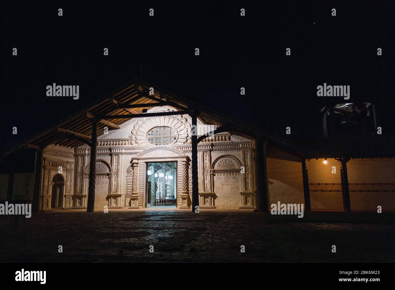 Jesuiten-Missionskirche von San Javier de Chiquitos, Bolivien. Nachtbeleuchtung Stockfoto