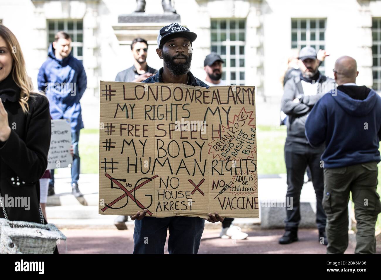 Protest gegen die Abschotung des britischen Coronavirus, Central London, 02. Mai 2020 Anti-Abschotterprotestierende versammeln sich vor New Scotland Yard, Central London, um ihre Ablehnung gegen die aktuellen britischen COVID-19-Beschränkungen zu zeigen. 02. Mai, London, England, UK Credit: Clickpics/Alamy Live News Stockfoto