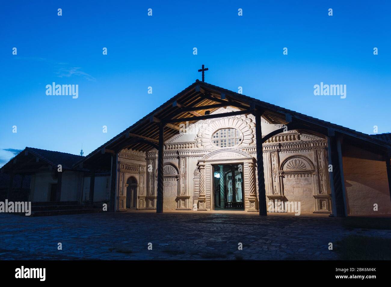 Kirche der Jesuitenmission von San Javier de Chiquitos bei Einbruch der Dunkelheit Stockfoto