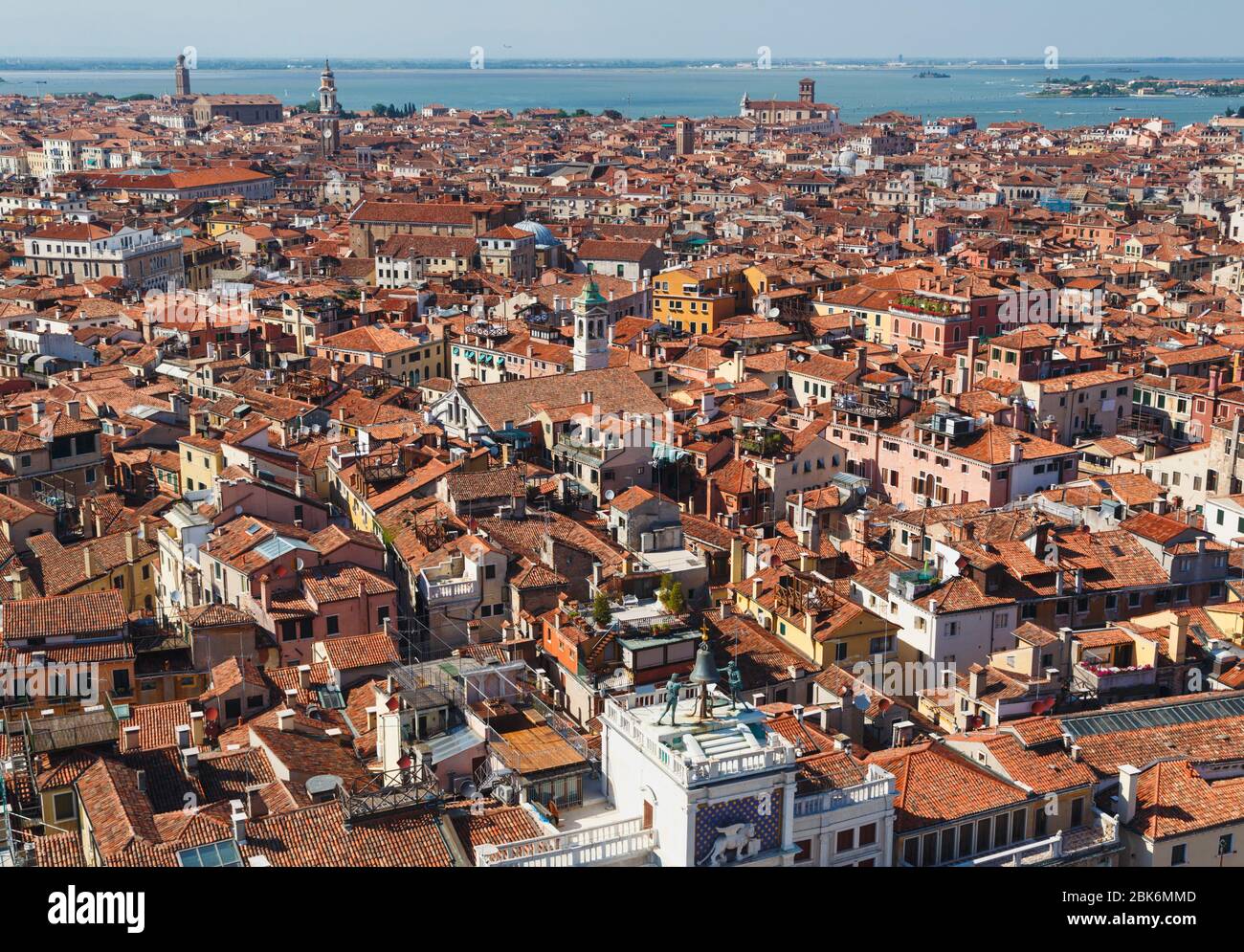 Venedig, Provinz Venedig, Region Venetien, Italien. Die Dächer von Venedig mit dem Torre dell'Orologlio oder dem Uhrturm im Vordergrund. Stockfoto