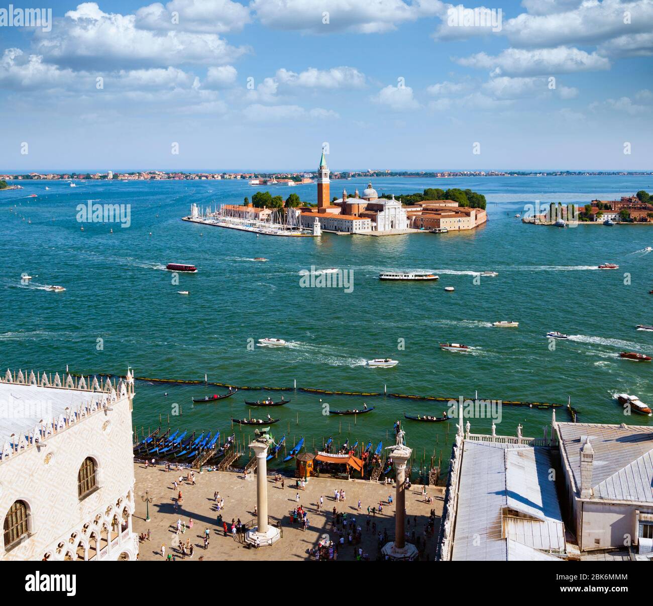 Venedig, Provinz Venedig, Region Venetien, Italien. Blick über den Bacino San Marco zur isola oder Insel San Giorgio Maggiore und zur Kirche der gleichen Stockfoto