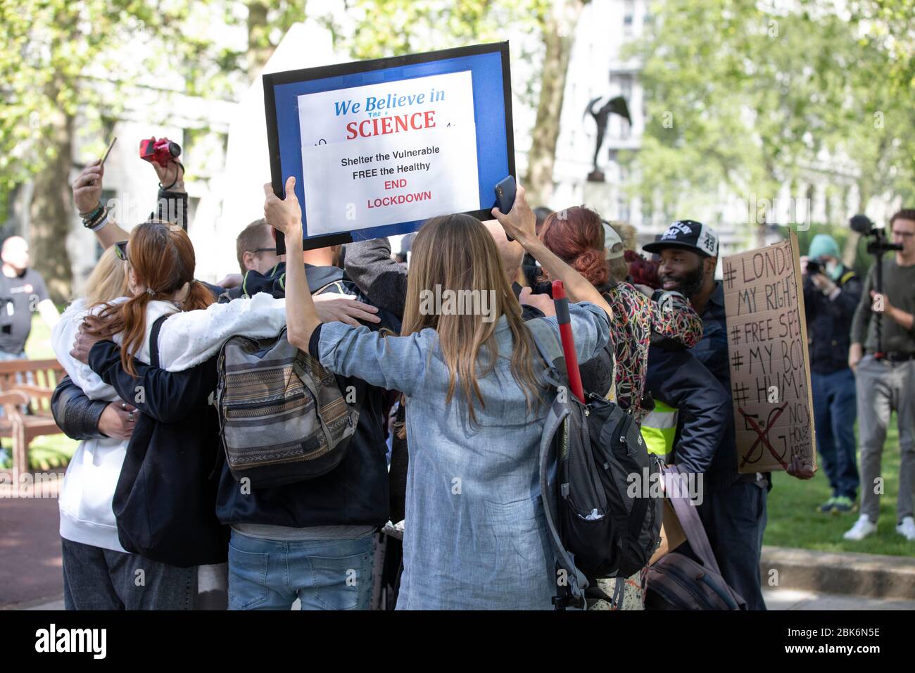 Protest gegen die Abschotung des britischen Coronavirus, Central London, 02. Mai 2020 Anti-Abschotterprotestierende versammeln sich vor New Scotland Yard, Central London, um ihre Ablehnung gegen die aktuellen britischen COVID-19-Beschränkungen zu zeigen. 02. Mai, London, England, UK Credit: Clickpics/Alamy Live News Stockfoto