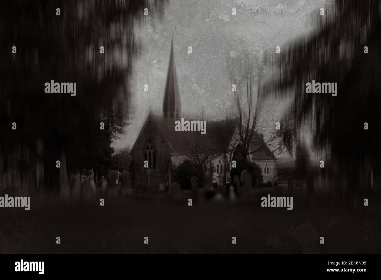 Eine gruselige Kirche und ein Friedhof. Mit einem digitalen Farbeffekt. Mit einer grobkörnen, strukturierten Bearbeitung. Stockfoto