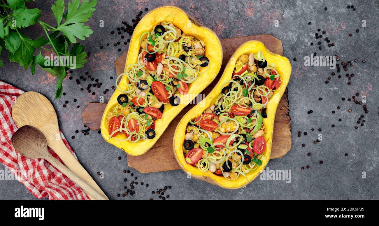 Butternut Squash mit Gemüse gefüllt und im Ofen gebacken Top-Tisch Schuss Stockfoto